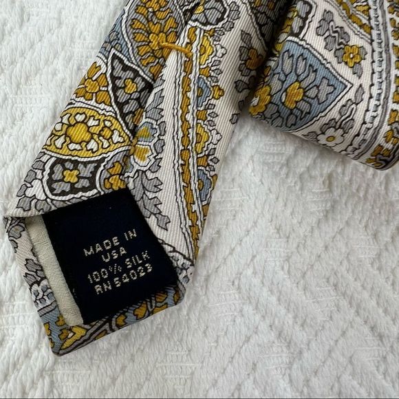 Banana Republic 100% Silk tie - Picture 5 of 10